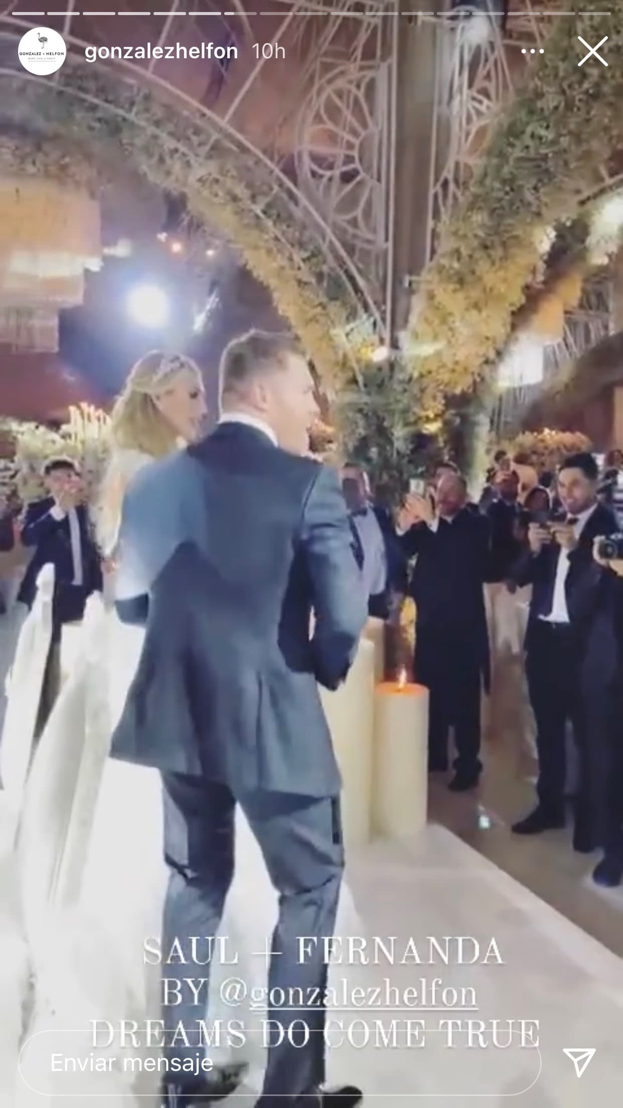 El grupo tapatío fue el encargado de abrir la noche con la canción 'Corazón espinado', que en la versión en estudio cantan al lado del legendario Carlos Santana. 
<br>