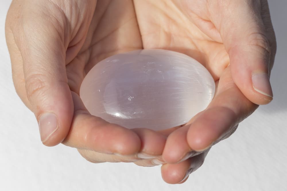 La selenita es una piedra muy sencilla y algo común, pero de increíble belleza, pues viene inspirada en el poder lunar. Su nombre viene de Selene, la diosa griega de la Luna, quien encarnaba la luz, tranquilidad, bendición y el amor puro.