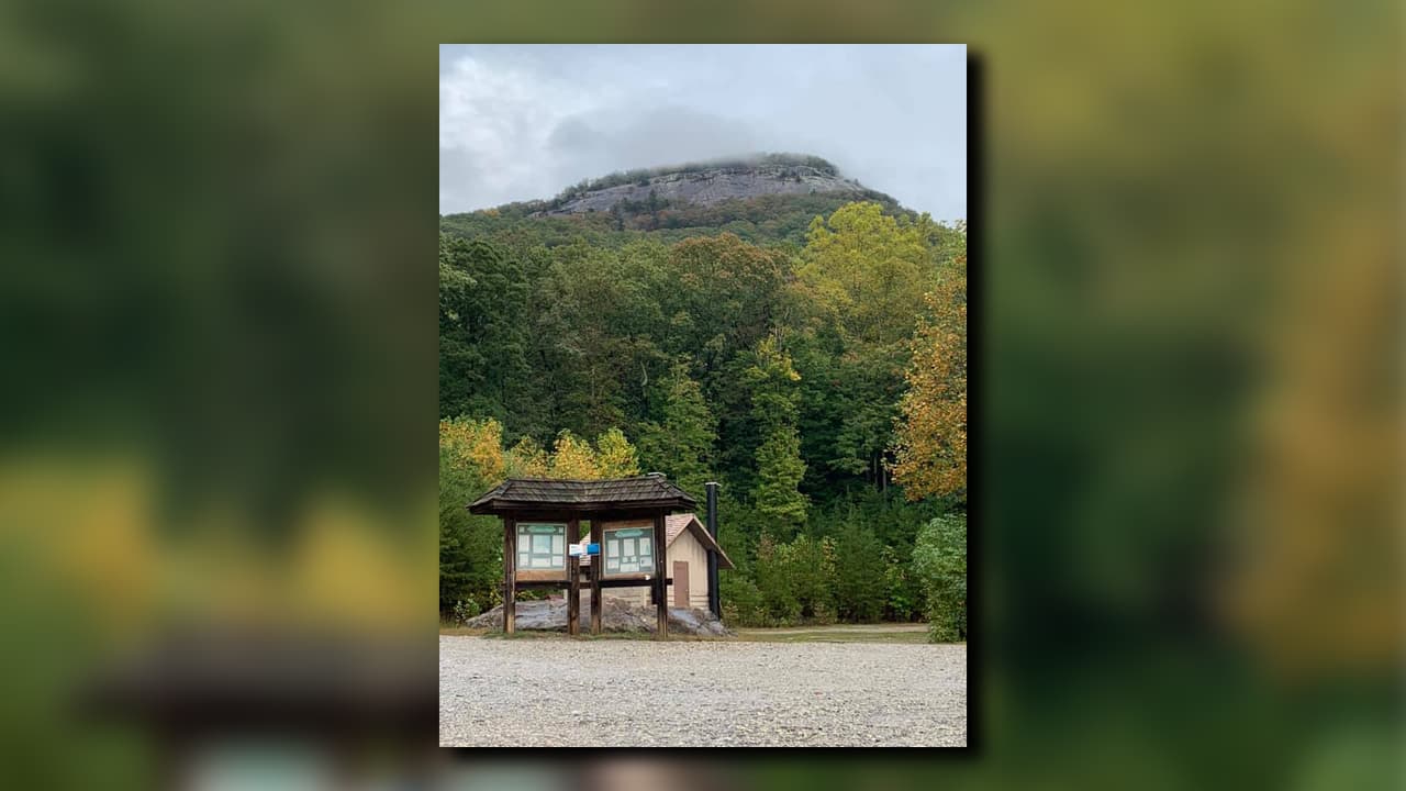 La montaña está ubicada a unas 70 millas al noroeste del área metropolitana de Atlanta.