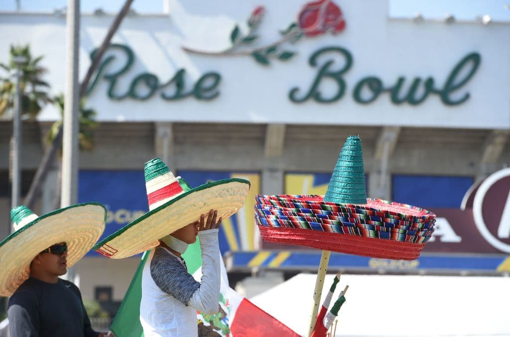 Aficionados mexicanos y jamaiquinos fueron a animar a sus equipos en el Rose Bowl de Pasadena, California.