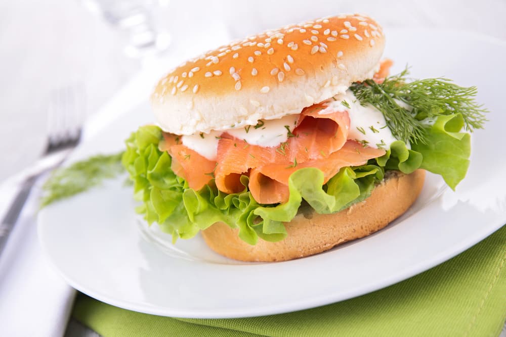Hamburguesas de salmón con salsa cremosa de eneldo Una opción diferente si quieres obviar la carne son estas hamburguesas de salmón sazonadas con una rica salsa de eneldo. Además rica en omega 3 y los beneficios del salmón.