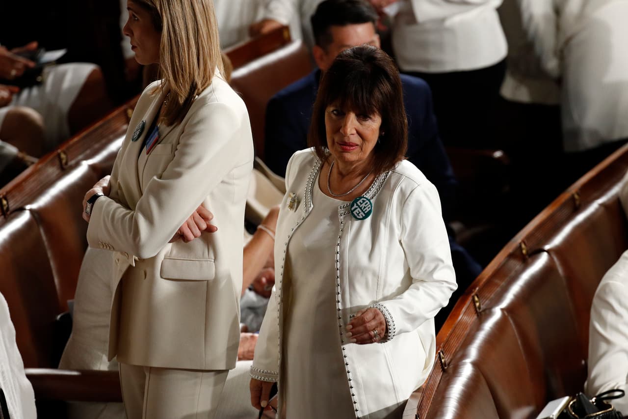 La representante Jackie Speier, demócrata por California, busca su puesto para presenciar el discurso.