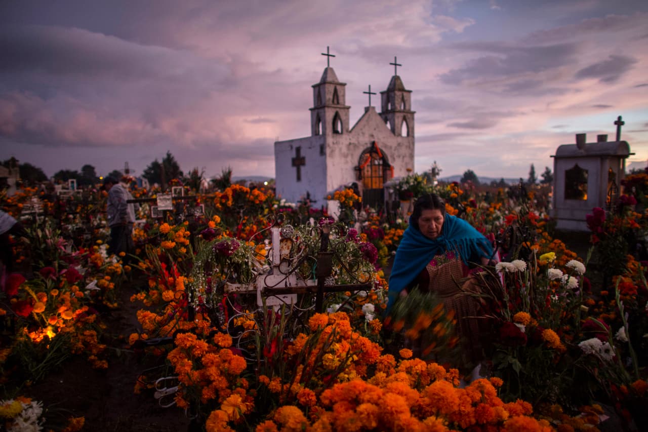 Los orígenes de la celebración del Día de Muertos pueden ser trazados hasta la era de las culturas prehispánicas de Mesoamérica, tales como los mayas, aztecas, totonacas o nahuas. Los rituales que celebran las vidas de sus ancestros se realizaron por estas civilizaciones por lo menos desde hace 3,000 años.