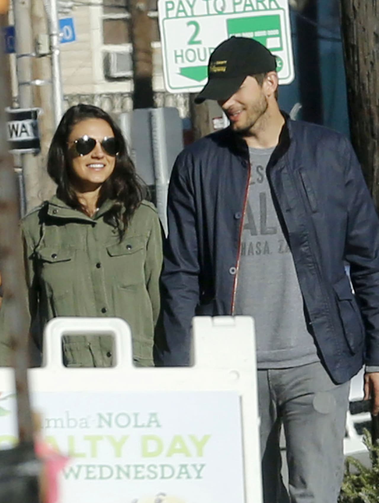 Mila Kunis y Ashton Kutcher salieron a pasear por las calles de Nueva Orleans.