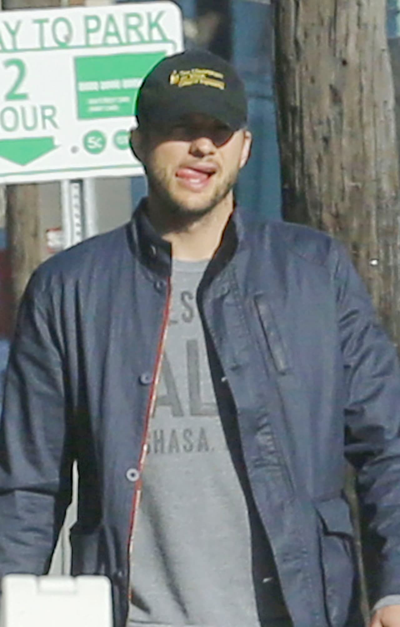 El sol le molestaba a Kutcher y hasta la lengüita nos sacó.