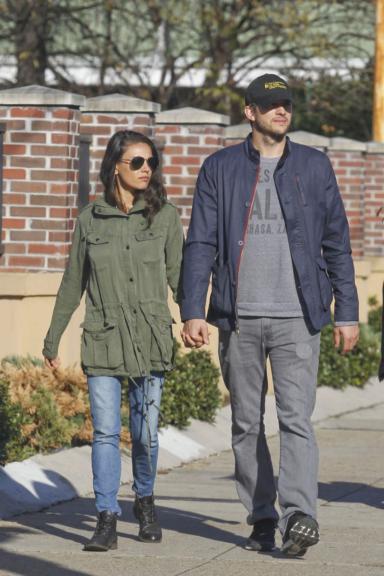 Mila está apunto de grabar su nueva peli en el lugar y su amado Ashton, obvio está siempre ahí para apoyarla.