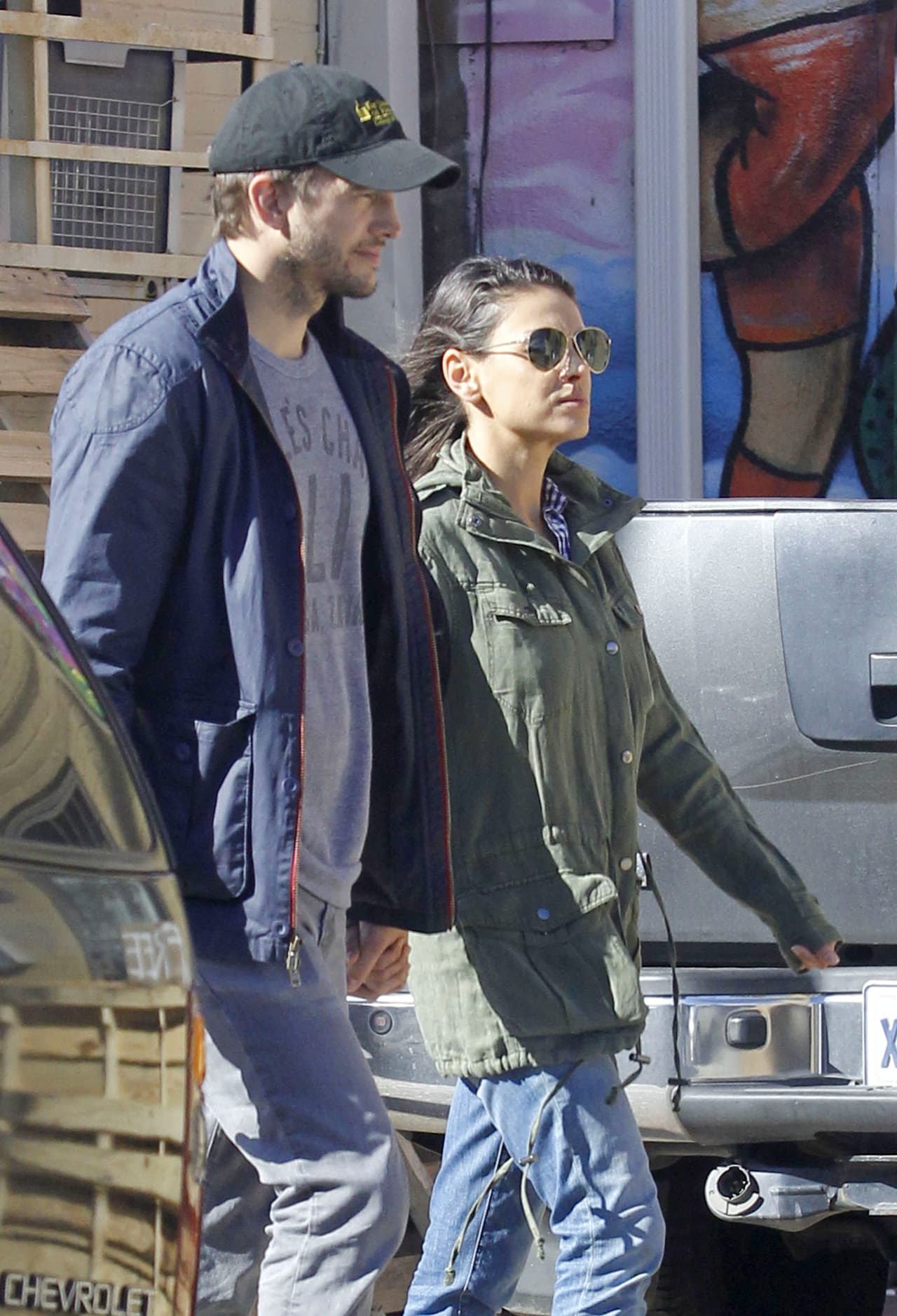 La parejita dio un paseo muy romántico mientras charlaban.