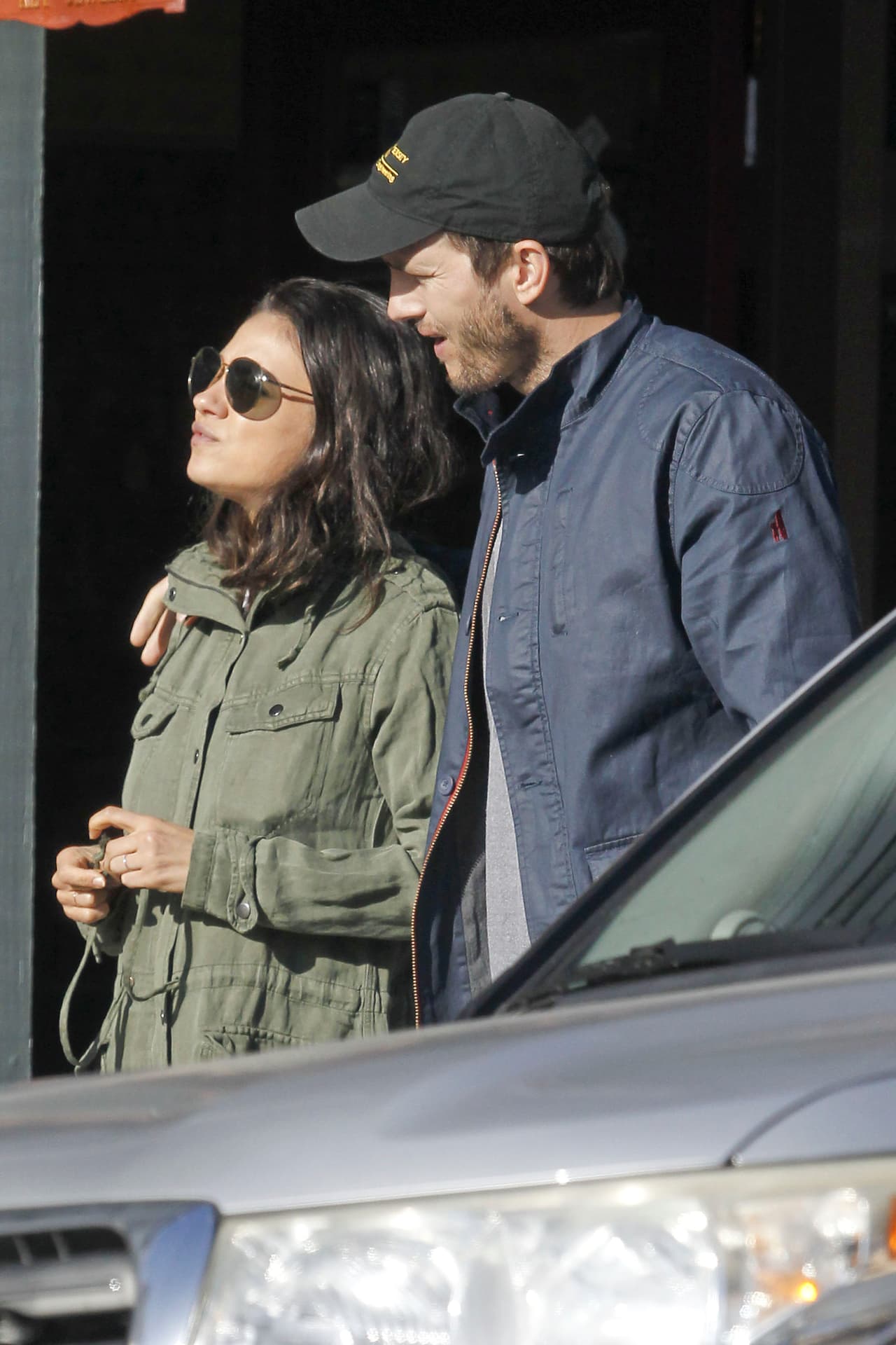 Y por lo que las cámaras captaron, parece que Ashton sigue muy enamorado de la madre de su hija.