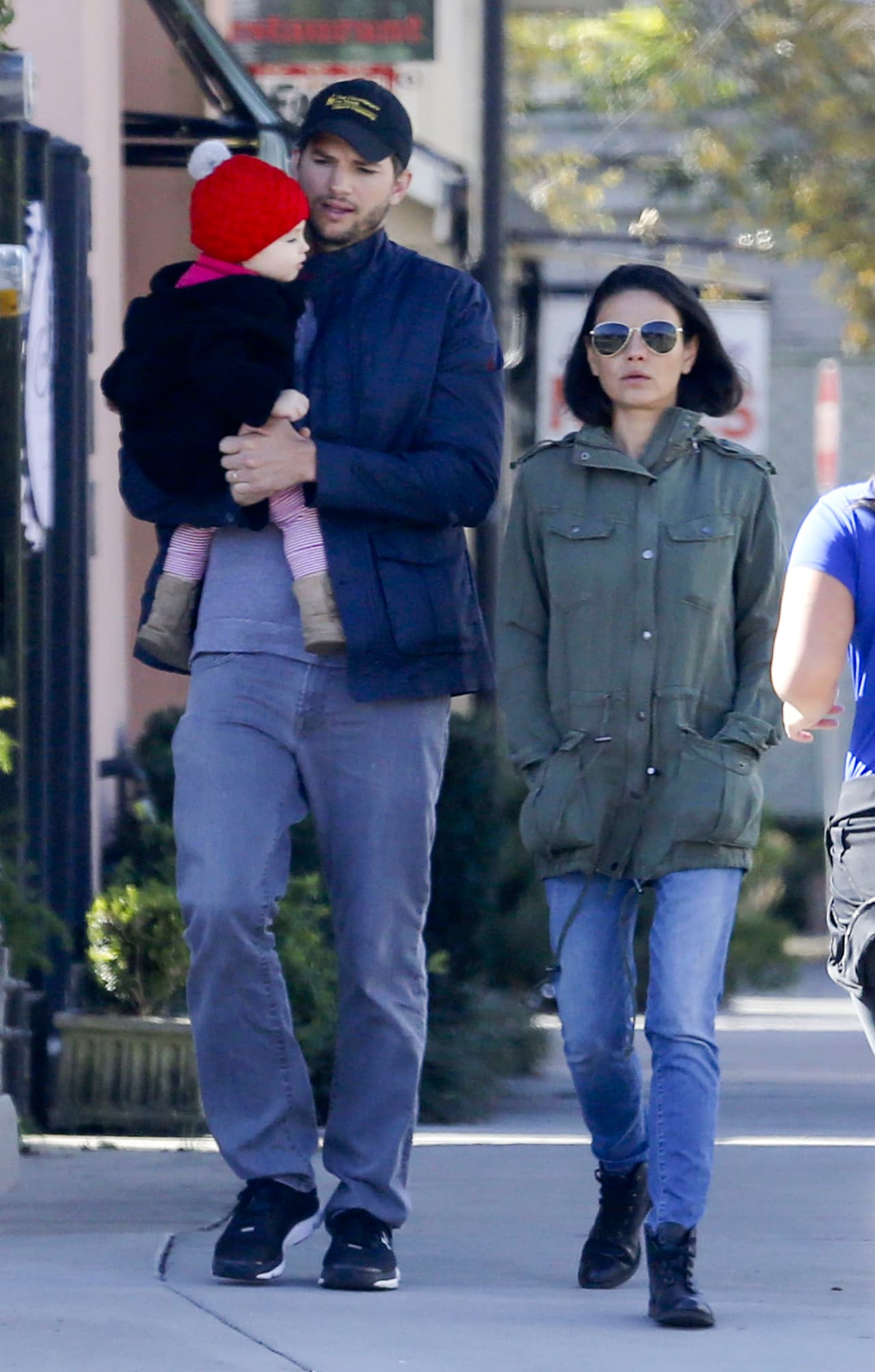 Y Ashton es un súper papi pues la pequeña no quería soltarlo para nada.