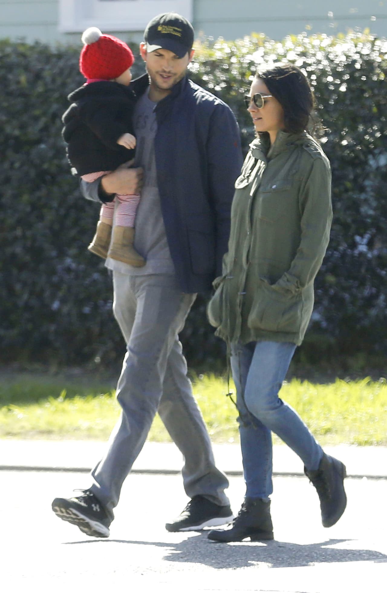 Sin duda Mila y Ashton lucen más enamorados que nunca, él la apoya en este nuevo proyecto que está a punto de iniciar y además junto con Wyatt, hacen la familia más linda.