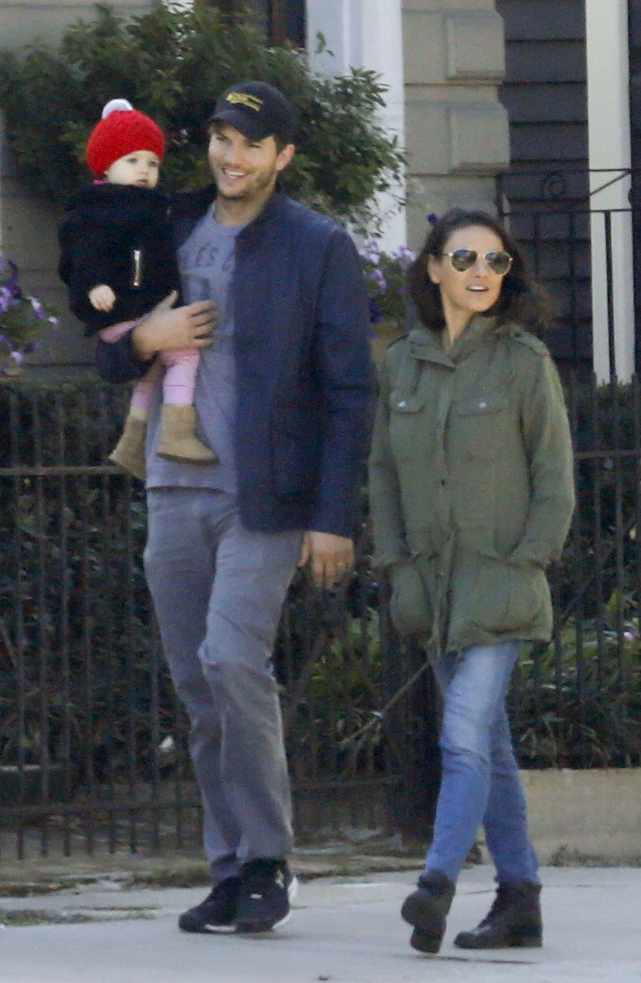 El retoño de los actores iba bien tapadita para evitar que se enfermara.