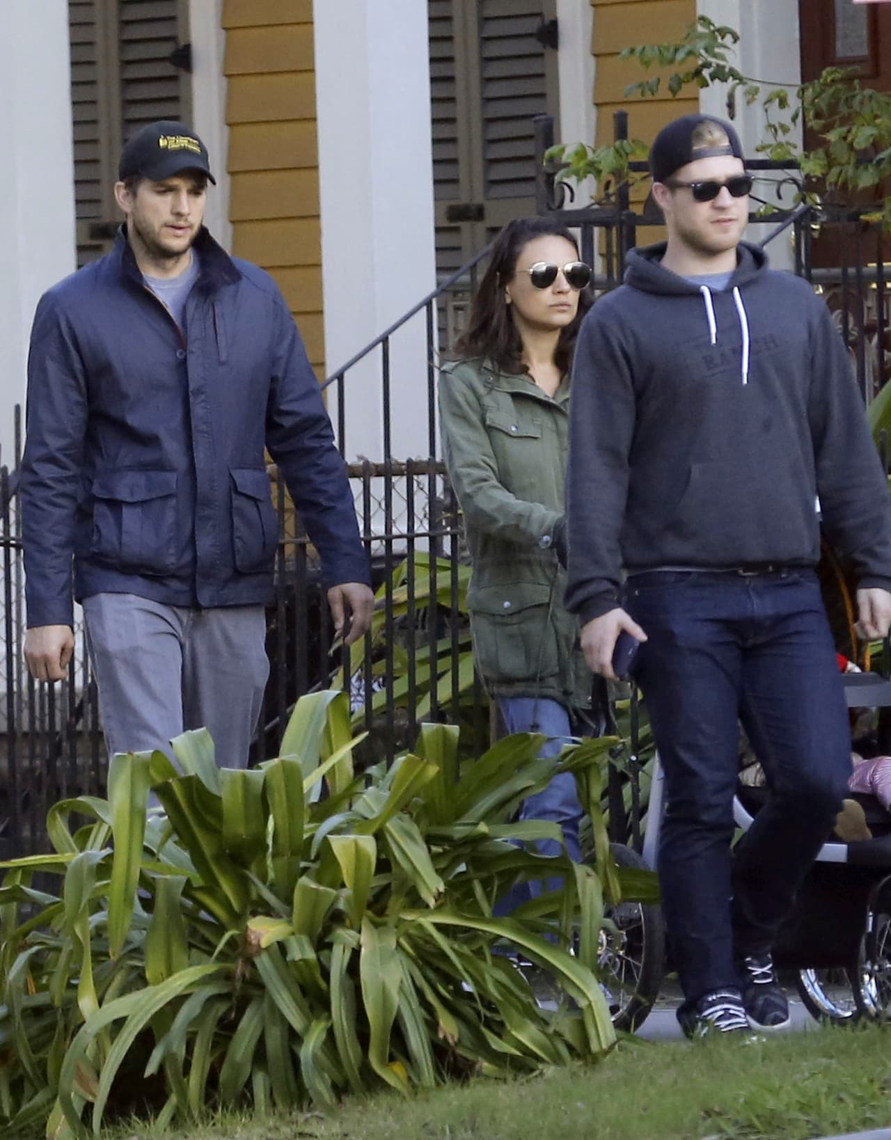 Además la pequeña Wyatt iba en una carriola ya que los actores tuvieron un acompañante más.