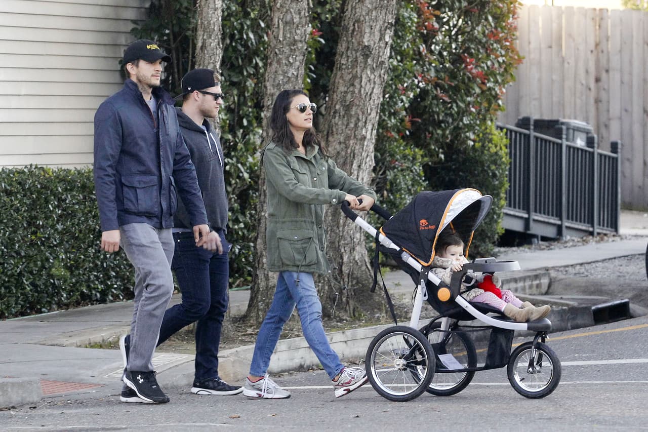 Esa misma tarde, fueron captados de nuevo mientras caminaban, pero Mila decidió estar más cómoda y cambió sus botines por unos cómodos tenis.