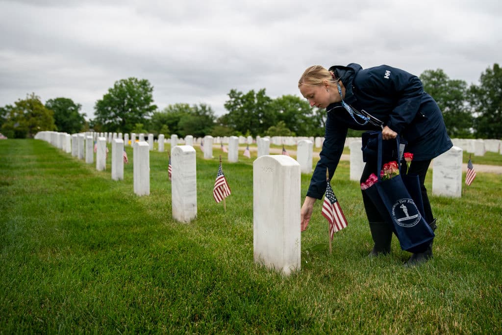 Desde el domingo, voluntarios de la 
<a href="https://www.memorialdayflowers.org" target="_blank">Fundación Flores para el <i>Memorial Day</i></a> comenzaron a colocar flores en distintos cementerios militares como el de Arlington.