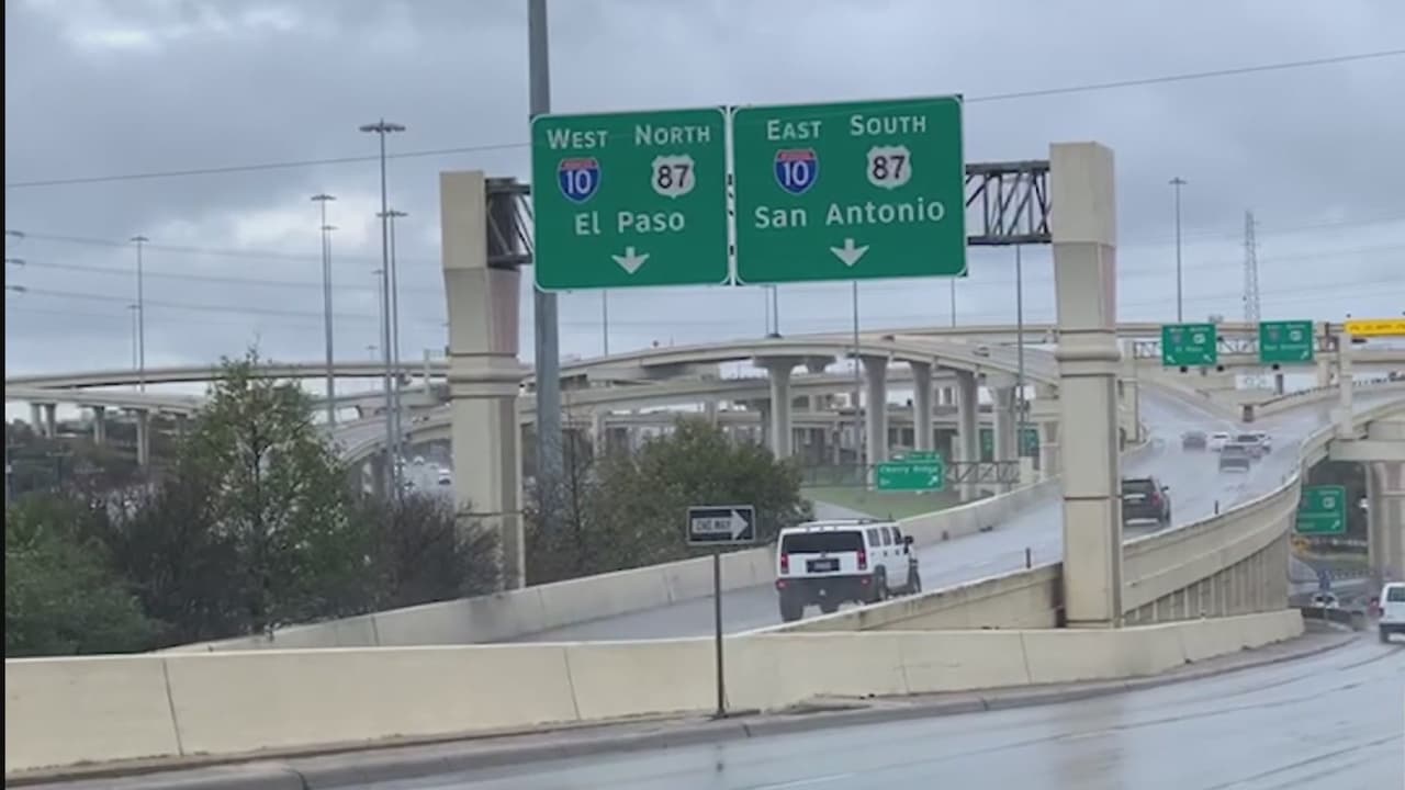 De acuerdo con el jefe del Departamento de Bomberos de Bexar, la baja de temperaturas y humedad puede provocar hielo en las autopistas, especialmente en los puentes, lo que puede ser muy peligroso para los conductores, por lo que llaman a tomar precauciones.