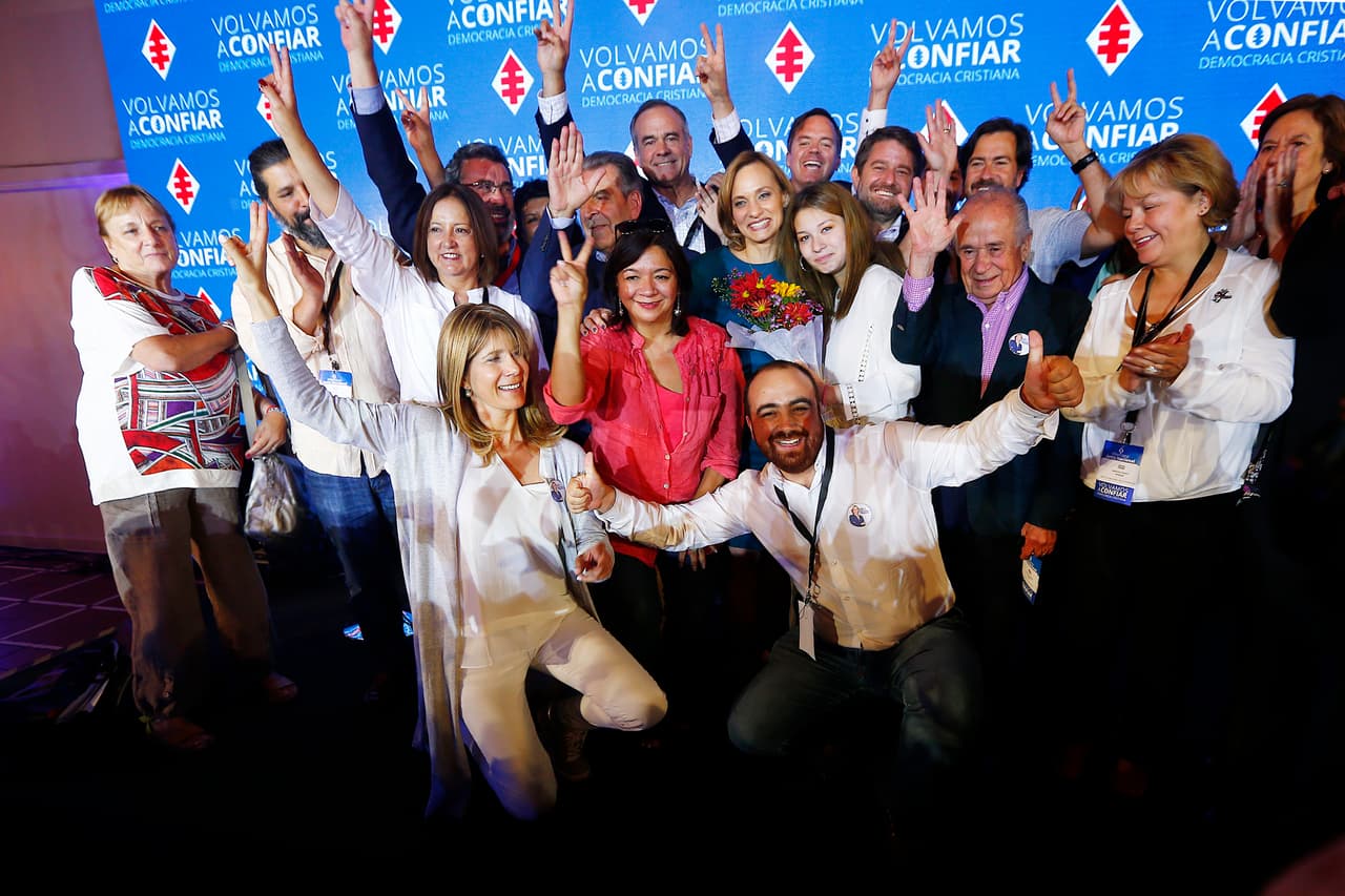 CH01. SANTIAGO DE CHILE (CHILE), 11/03/2017.- La senadora de la República y líder de la Democracia Cristiana chilena, Carolina Goic (c), posa hoy, sábado 11 de marzo de 2017, durante la Junta Nacional de la Democracia Cristiana, en Santiago (Chile), donde fue proclamada candidata presidencial de su partido a los comicios del próximo 19 de noviembre. EFE/Esteban Garay