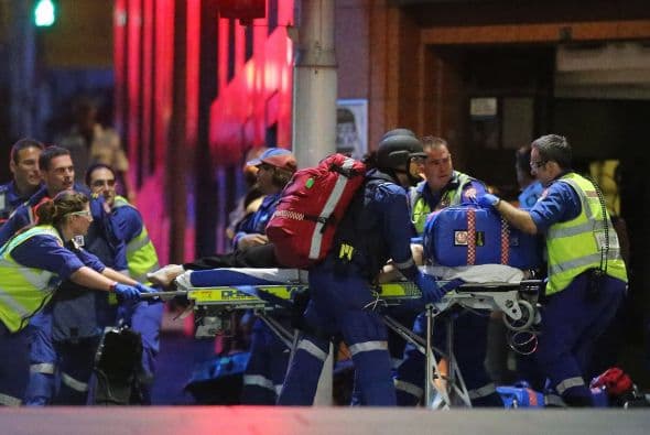 Dos personas heridas de bala tuvieron que recibir resucitación cardiopulmonar.