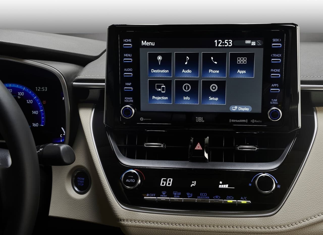 <b>No prestar suficiente atención a los botones del tablero de instrumento</b>. Las huellas que quedan marcadas en la pantalla son grasa que tienden a acumular polvo. Esto puede provocar infecciones, alergias y malestar en los ojos. Procura limpiar con regularidad la pantalla, perillas y botones con toallas desinfectantes para reducir estos riesgos.