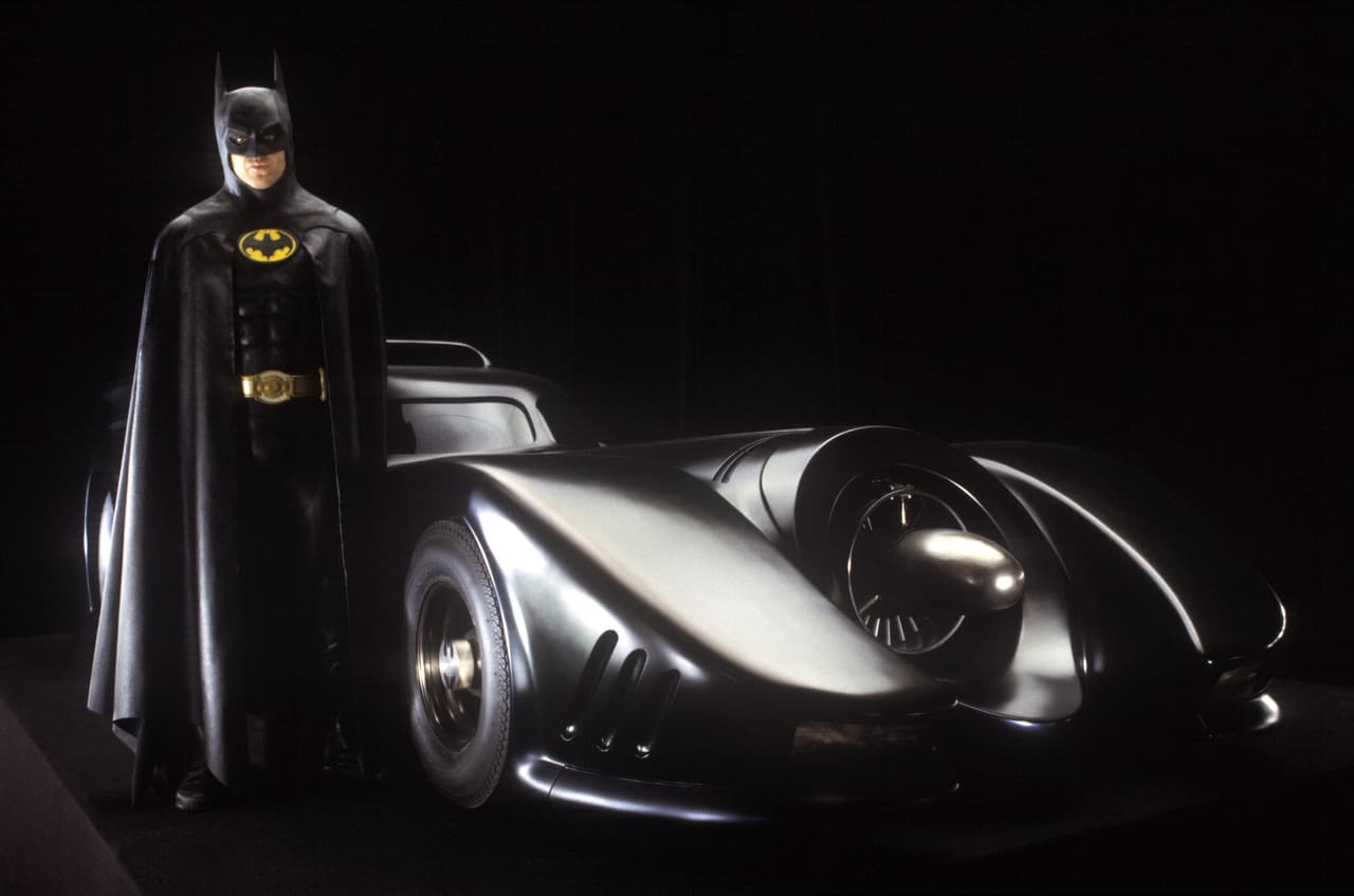 Batman (Michael Keaton) con el Batimóvil de sus películas.