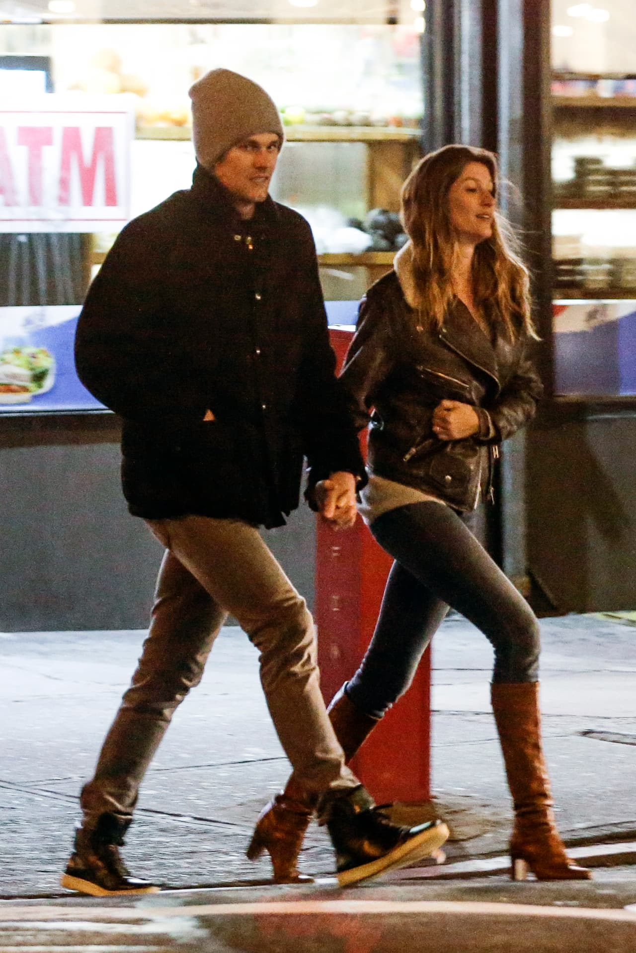 Fueron a cenar y a tomar una caminata, tomaditos de la mano.