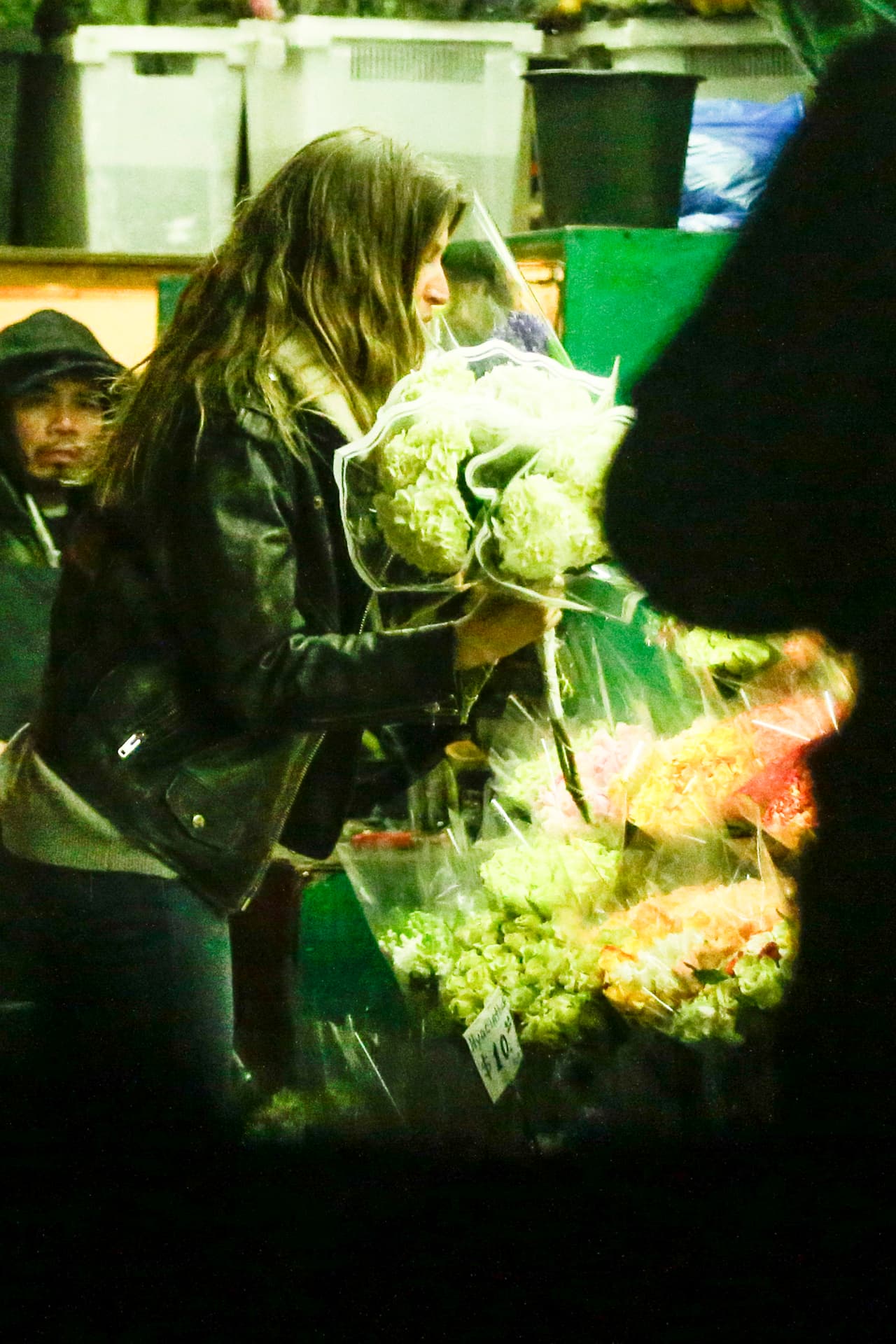 ¡Le compró flores a Gisele!