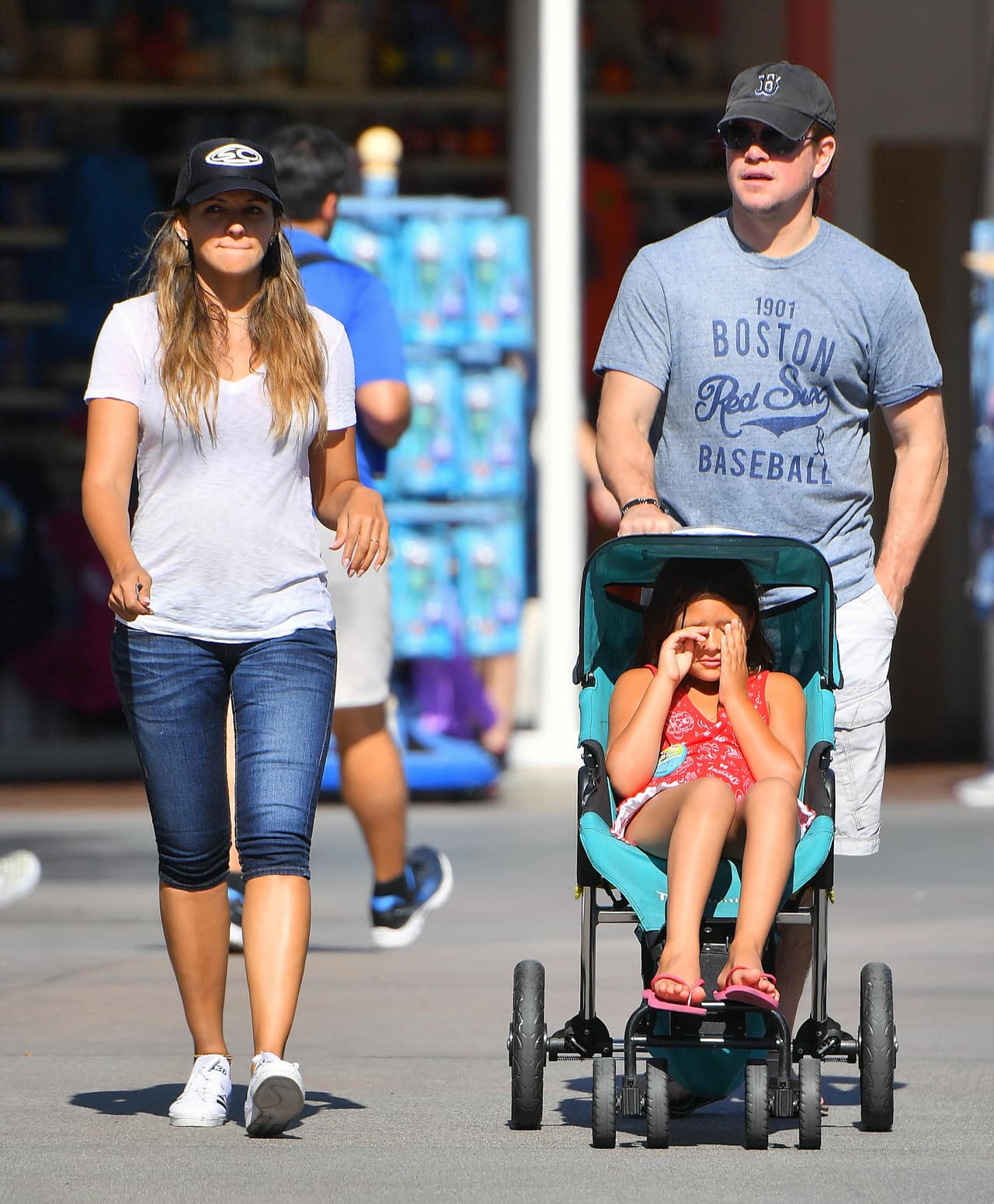 La nena se cansó y la llevaron en carriola.