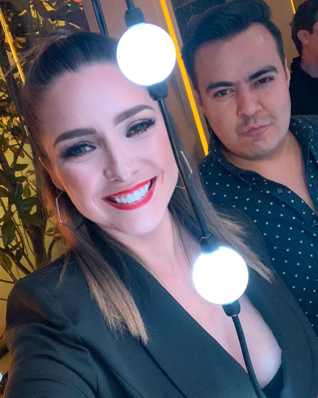 Pero en la siguiente imagen, apareció una persona detrás de ella, por lo que tuvo que compartir cuadro.