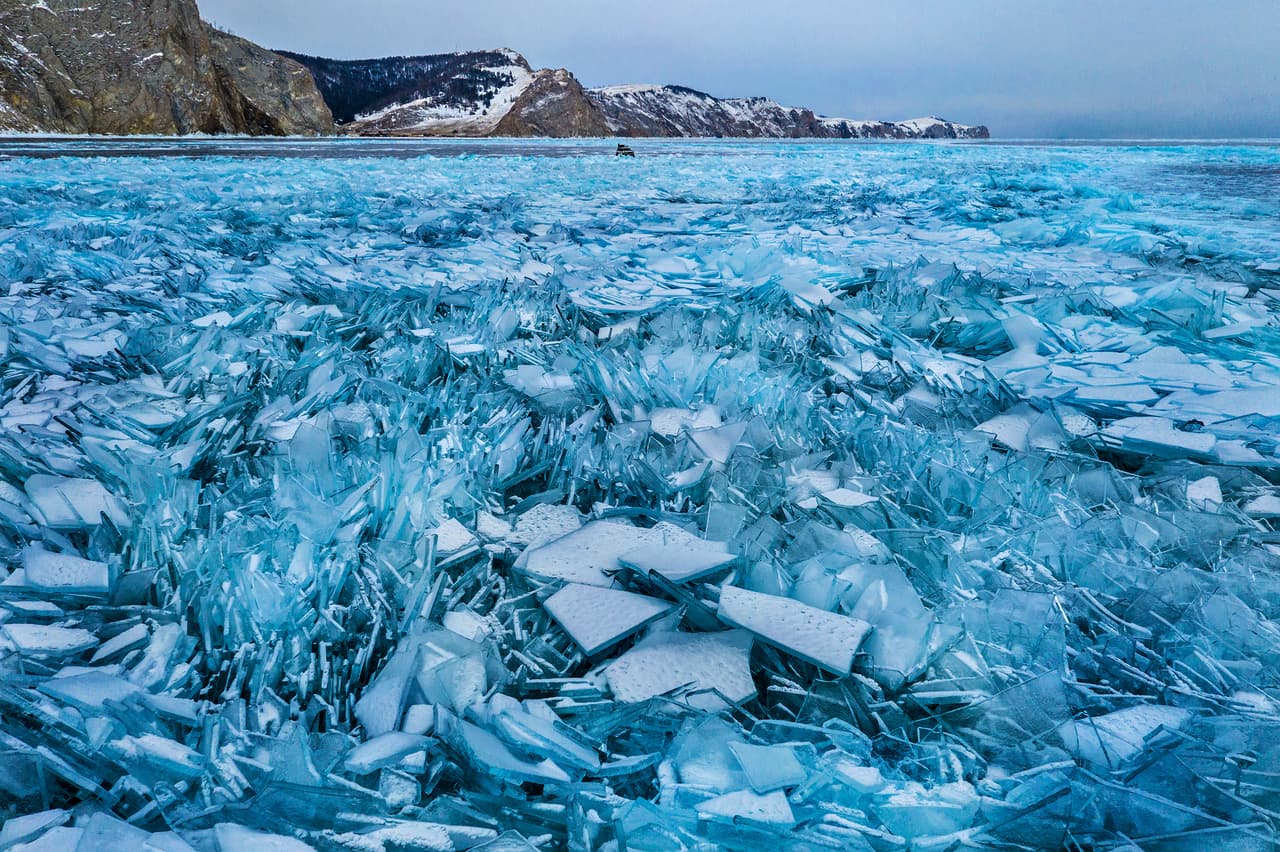 <b>‘Cristales de hielo’.</b> Como si fueran trozos de vidrio, este hielo forma parte del paisaje del lago Baikal, en Siberia, Rusia. Fue finalista en la categoría ‘escenas’.