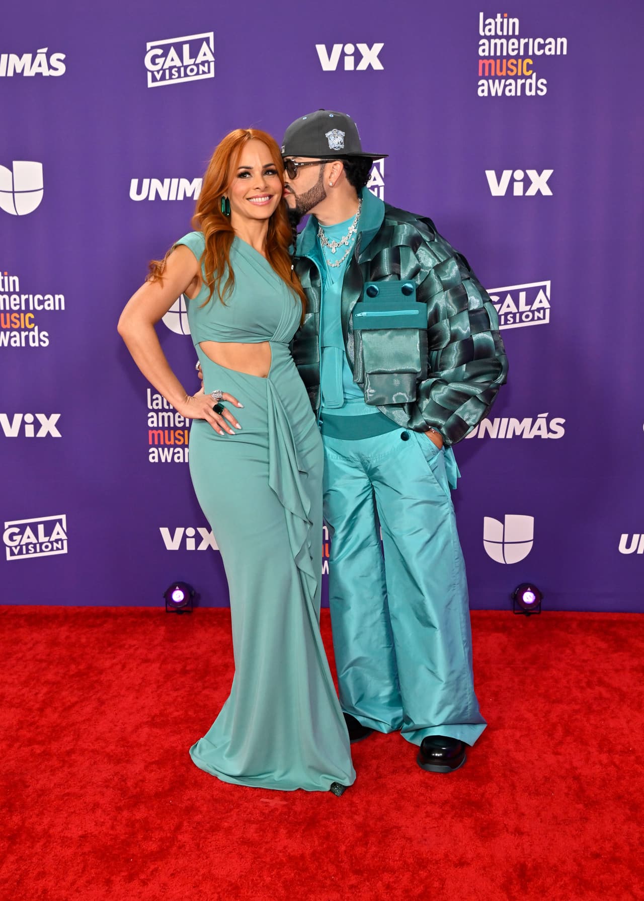 El cantante no dudó en compartir la atención de su noche con su pareja de muchos años, Edneris Espada Figueroa. Y, juntos, nos regalaron uno de los retratos más tiernos de la alfombra roja de la premiación.