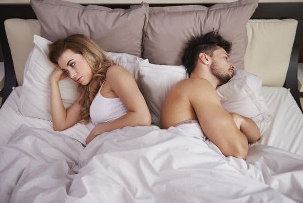 La gente suele pensar que la edad y las hormonas son las causantes de la falta de sexo en la relación. En realidad ese es el menor de tus problemas si piensas que a tu matrimonio le hace falta pasión.