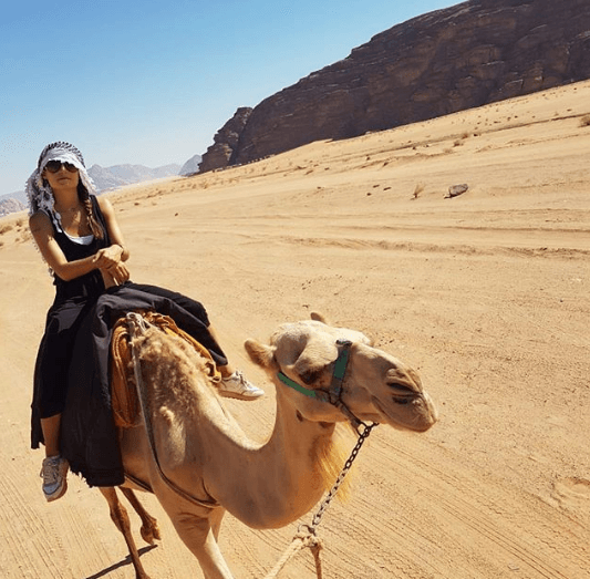 Uno de sus pasatiempos favoritos es viajar.