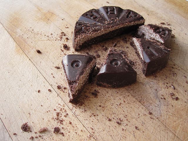 <b>Chocolate en tableta.</b> Este chocolate suele encontrarse en las cocinas mexicanas porque se usa típicamente para preparar chocolate con leche, aunque más típicamente se come a mordidas. Foto:
<a href="https://www.flickr.com/photos/thedelicious/">TheDeliciousLife / Flickr. </a>