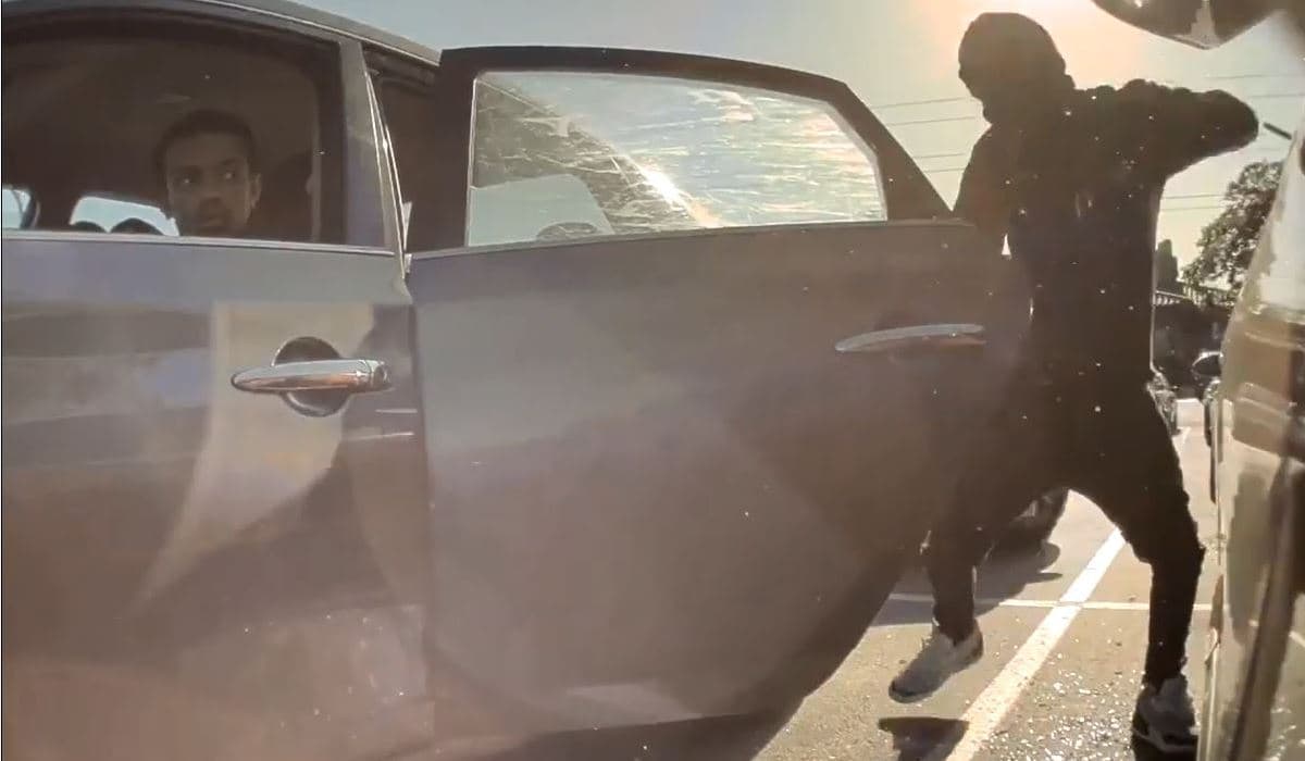 En video: así es como en 5 segundos este sospechoso destroza el vidrio de un auto a plena luz del día