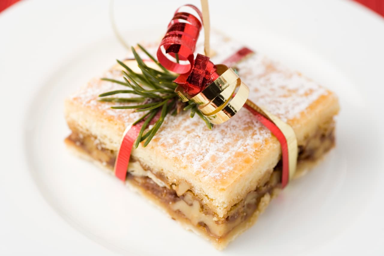 Limítate a sólo un aperitivo, un plato de comida, una bebida alcohólica y un postre. Sobre todo, sé selectiva en aquello que te permitirás saborear.