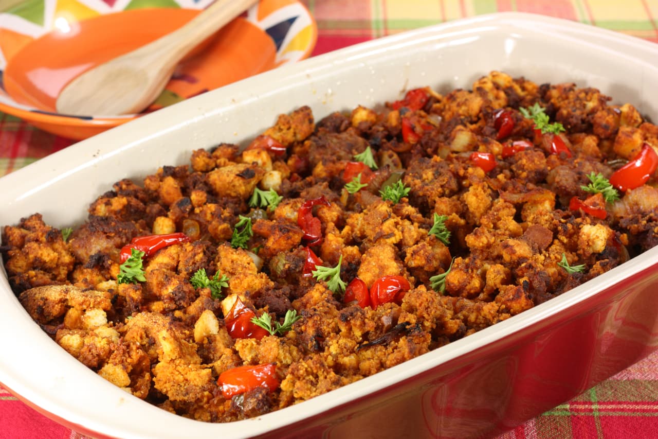 2. Ten un plan. Piensa en las comidas que se servirán y planifícate para consumir sólo una pequeña cantidad de las que más te gusten, agregó Melissa Rifkin, dietista bariátrica del Sistema Médico Montefiore.