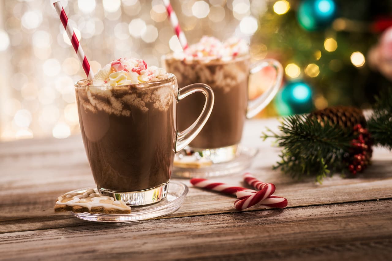 6. Evita los ‘cocktails’, como el ponche de huevo, el ron con mantequilla o el licor de menta y chocolate, sugirió Amanda Bontempo, dietista registrada del Perlmutter Cancer Center. Obviarás así beber el equivalente a las calorías, azúcar y grasas de un postre. En cambio, intenta limitarte al vino, algún espumante o cerveza ligera.