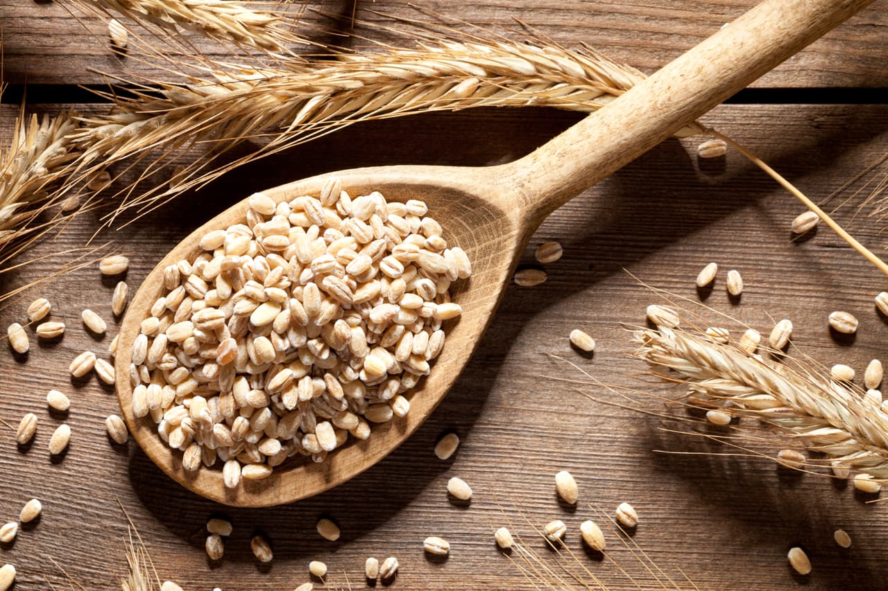 4. Prepara estratégicamente tus comidas. Usar harina y pastas de trigo integral, y/o ‘brown rice’, ampliará la ingesta de fibra, manteniéndote a ti y a tus invitados satisfechos por más tiempo.