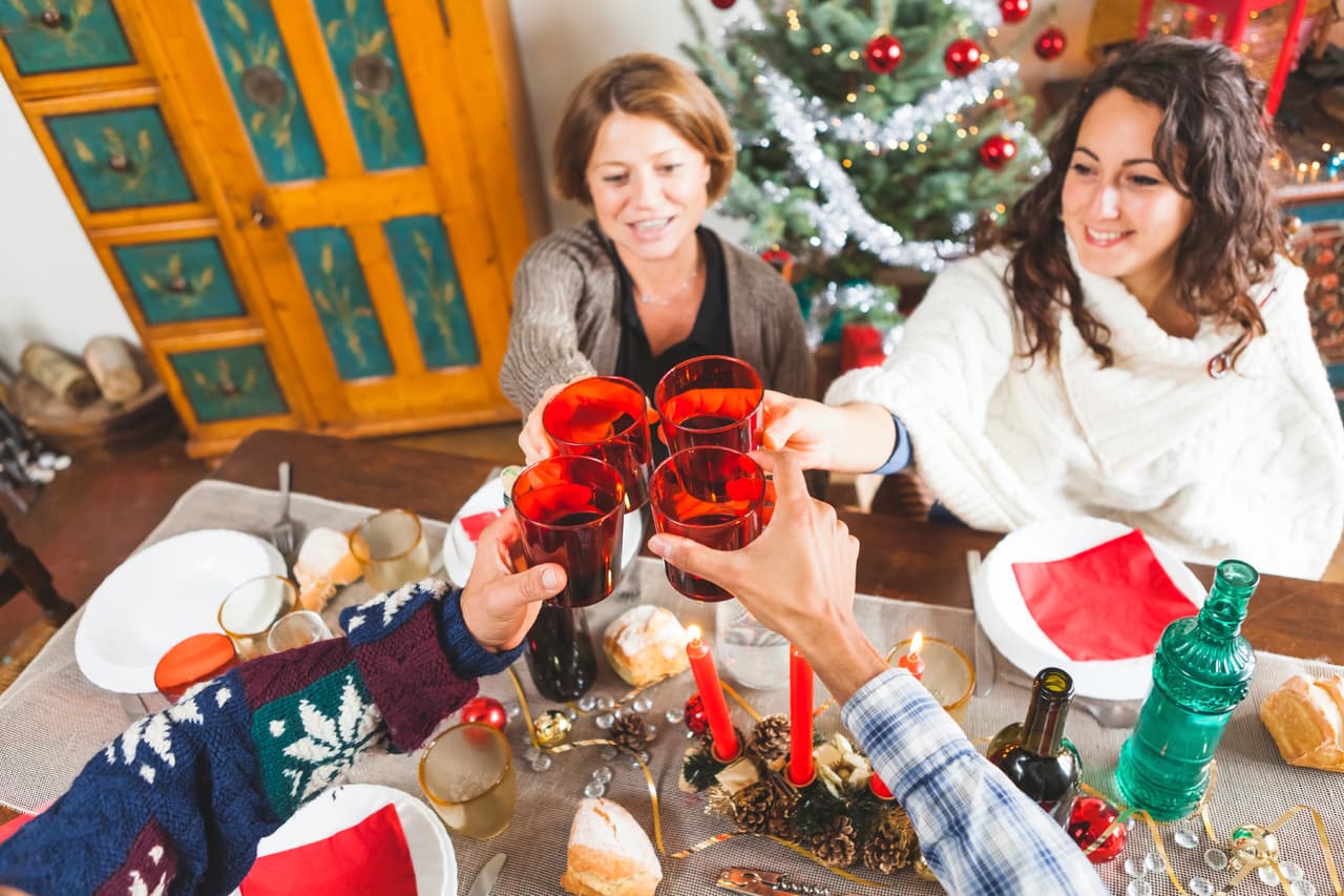 El arbolito, los adornos, los regalos y, ¡la comida! Desde ‘Thanksgiving’ hasta Año Nuevo, las fiestas nos ofrecen un montón de oportunidades de sentarnos alrededor de una mesa repleta de delicias. Descubre cómo mantener el peso, de la mano de los expertos.