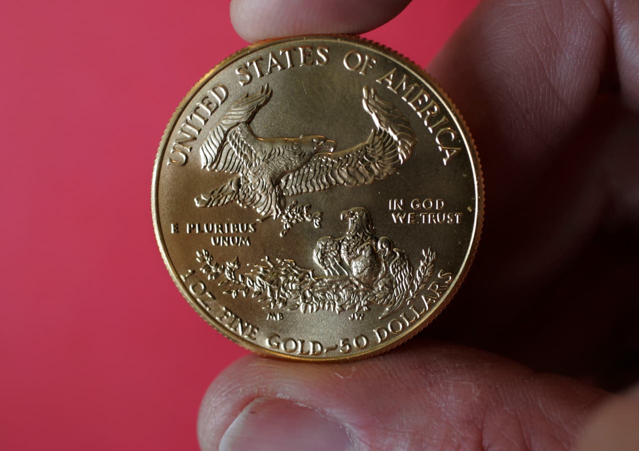 La imagen de archivo muestra una moneda de una onza de oro, con el Águila Americano del año 1993 en una tienda en Palo Alto, California, en 2008. Por primera vez, el oro superó el punto de referencia especulativa de $ 1,000 por onza para el tiempo de la muestra. (AP Photo/Paul Sakuma)