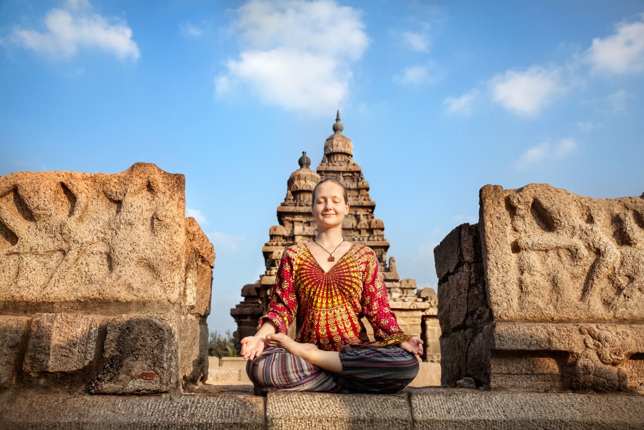 El sagitariano procura constantemente buscar la verdad y el sentido de la vida, a menudo por medio de viajes a tierras lejanas –estudiando otras culturas y tradiciones–, la filosofía, idiomas y religiones.
<br>