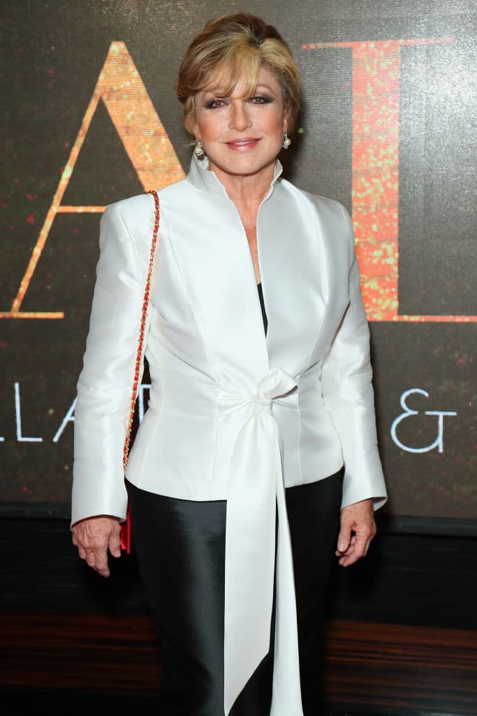 La escena comenzó así: el profesor Jirafales pregunta a los alumnos si alguien conoce el nombre de una tribu en México. A lo que la Angélica levanta la mano y responde que los lacandones, pues ella era una indígena lacandona.
<br>
<br>Luego pide permiso para ir al baño y ya no regresa, dejando a todos sorprendidos y confundidos.