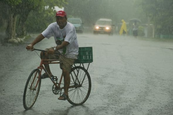 Calderón manifestó que las lluvias en Veracruz podrán alcanzar hasta los 250 litros por metro cuadrado en las próximas 24 horas, y aseguró que se producirán además "inundaciones, fuertes vientos y deslaves" en los estados de "Puebla, Tlaxcala, Distrito Federal, Estado de México, Morelos, Hidalgo".