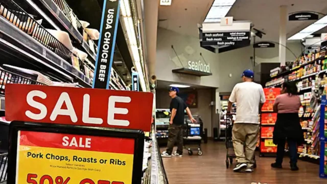 Hispanos ajustan su presupuesto para Navidad por la inflación: “El costo de la comida está alto”