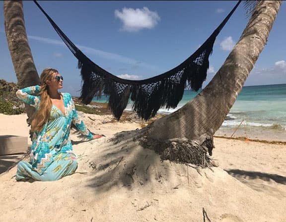 Paris Hilton con su novio en Tulum, México