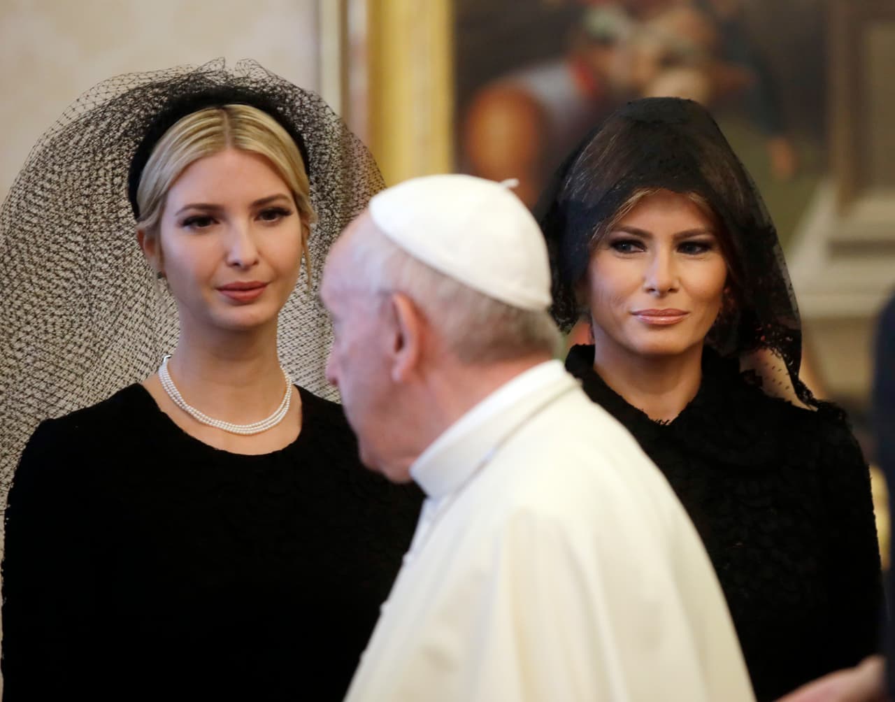 La primera dama, Melania Trump y la hija del presidente de Estados Unidos, Ivanka Trump junto al Papa Francisco