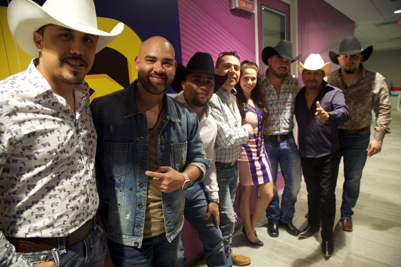 Con nuestros amigos de 
<a href="https://www.facebook.com/carlamedranoo/?fref=ts">La Maquinaria Norteña.</a>