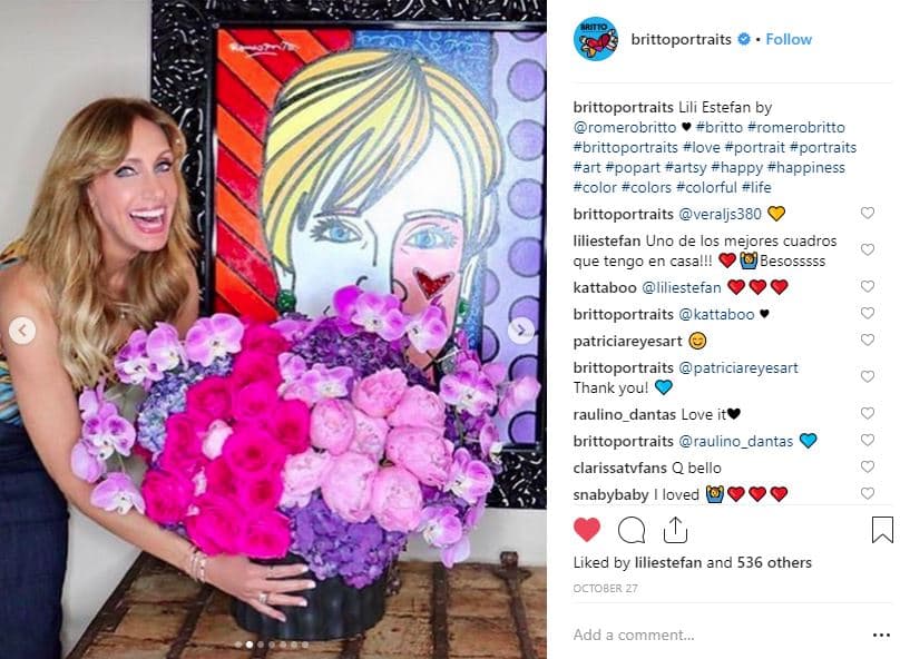 Esta fotografía publicada desde la cuenta que comparte algunos retratos hechos por el autor, muestra a La Flaca posando con el cuadro en su casa.