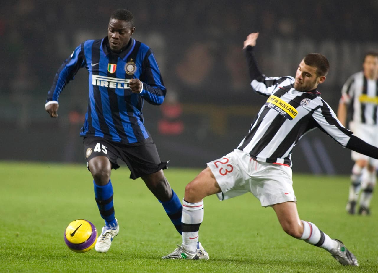 Desde su debut ante el Cagliari, con el Inter de Milán, en la temporada 2007-08 se le vieron grandes condiciones para marcar época en el futbol. Pronto marcó ante la Juventus y se convirtió en el jugador más joven en anotar en una Champions. Se vislumbraba un gran futuro.