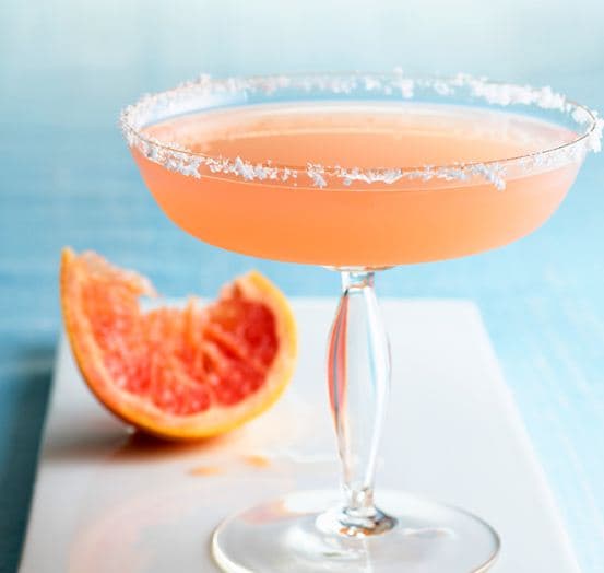 En Jalisco, hay un tren llamado el “Tequila Express” en el que puedes probar varios tequilas mientras viajas por campos de agave azul.