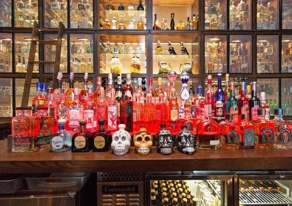 Es mezclado de la fermentación y destilado del jugo extraído del agave.